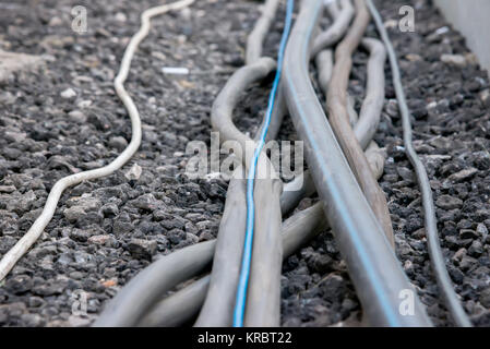 Spur der elektrischen Kabel auf dem Boden