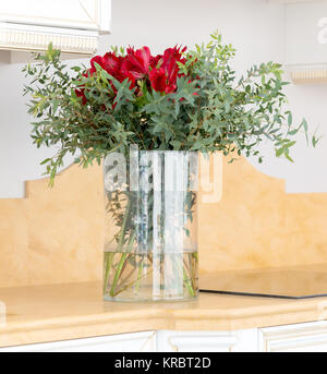 Schönen Blumenschmuck in klarem Glas Vase Stockfoto