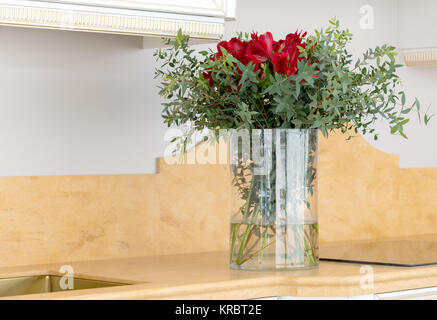 Schönen Blumenschmuck in klarem Glas Vase Stockfoto