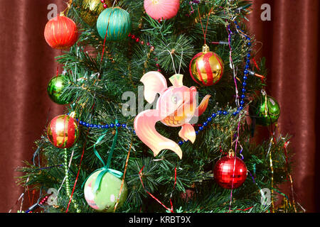 Weihnachten Spielzeug und Ornamente auf dem Weihnachtsbaum Stockfoto