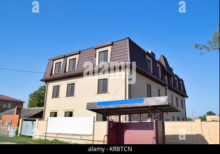 Das Haus mit Kunststoff Fenstern und einem Dach aus Wellblech Stockfoto