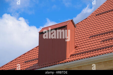 Das Dach aus Wellblech rot orange Stockfotografie - Alamy