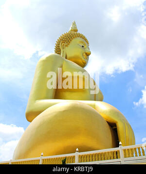 Große goldene und Kunst des Buddha am Wat Muang, Angthong Provinz, Thailand Stockfoto