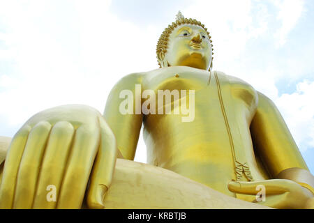 Große goldene und Kunst des Buddha am Wat Muang, Angthong Provinz, Thailand Stockfoto