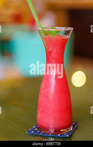 frische Wassermelone Shake mit Stroh und Minze Blatt. Trinken auf Tisch, Smoothie Stockfoto