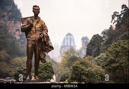 Zhangjiajie, China - Bronzestatue von Herrn Wuguanzhong, der Meister der traditionellen chinesischen Malerei in Zhangjiajie, Provinz Hunan. Stockfoto