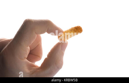 Fingern halten eine Erdnuss flip, auf weißem Hintergrund Stockfoto