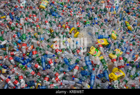 Zhangjiajie, China - März 24, 2016: Töne aus Kunststoff Flaschen in eine stille Recyclinganlage in Zhangjiajie National Park, China. Stockfoto