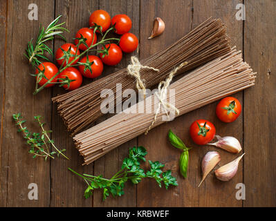 Artisan italienische Spaghetti, Tomaten und Kräutern Stockfoto