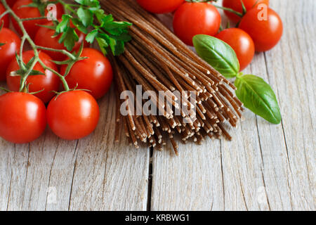 Roggen-vollkornmehl Spaghetti, Tomaten und Kräutern Stockfoto