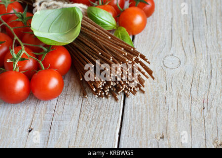 Roggen-vollkornmehl Spaghetti, Tomaten und Kräutern Stockfoto