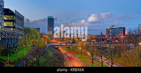 Ältere (2017) Skyline von Manchester von Süden mit Hulme Arch und Teil der Manchester Metropolitan University auf der linken Seite. Neuere 2021 Aufnahmen, die ich selbst habe. Stockfoto