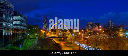 Ältere (2017) Skyline von Manchester von Süden mit Hulme Arch und Teil der Manchester Metropolitan University auf der linken Seite. Neuere 2021 Aufnahmen, die ich selbst habe. Stockfoto