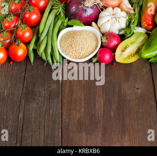 CousCous in eine Schüssel und frisches Gemüse Stockfoto