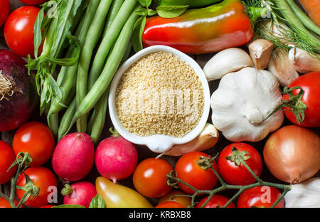 CousCous in eine Schüssel und frisches Gemüse Stockfoto