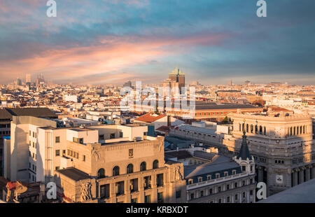 Madrid, Spanien - 21. Dezember 2015: Luftaufnahme von Madrid Innenstadt von der Grand Via (einer der wichtigsten Straße in Madrid). Stockfoto