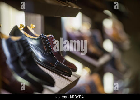 Herrenschuhe in einem luxuriösen Store in Paris. Stockfoto