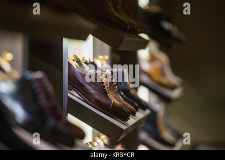Herrenschuhe in einem luxuriösen Store in Paris. Stockfoto