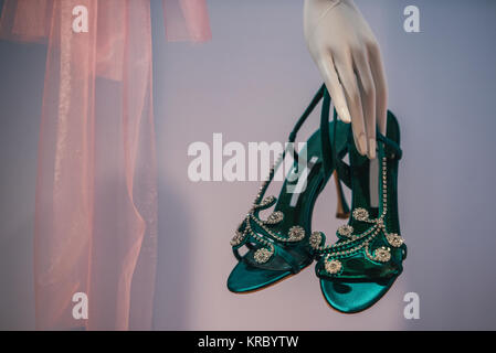 Frau luxus Schuhe in einem Store in Paris. Stockfoto
