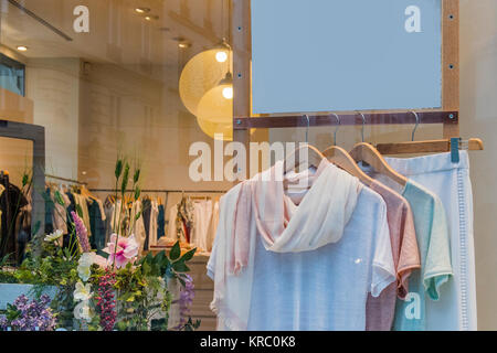 Modische Kleidung in einer Boutique in Paris. Stockfoto