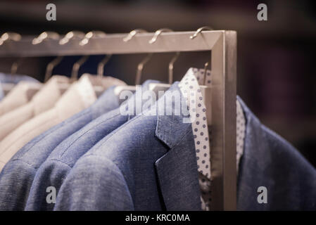 Männer Anzüge in einem Store in Paris Stockfoto