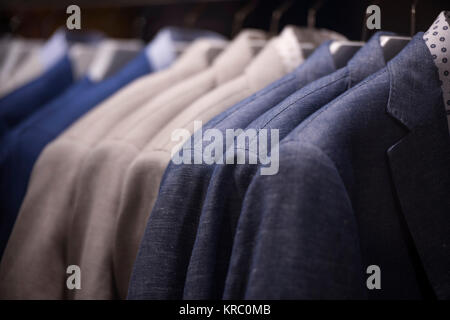 Männer Anzüge in einem Store in Paris Stockfoto