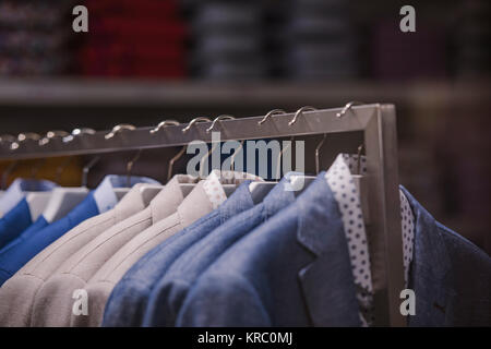 Männer Anzüge in einem Store in Paris Stockfoto