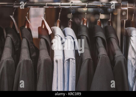 Männer Anzüge in einem Store in Paris Stockfoto