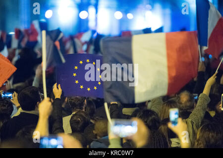 EU-Flaggen und Frankreich Flaggen gezeigt auf einer Demonstration in Paris. Stockfoto