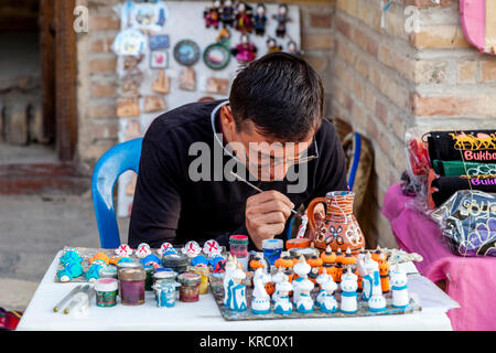 Eine lokale Handwerker / Künstler arbeiten in den Markt, Buchara, Usbekistan Stockfoto