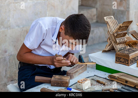 Eine lokale Handwerker arbeiten im Markt, Buchara, Usbekistan Stockfoto