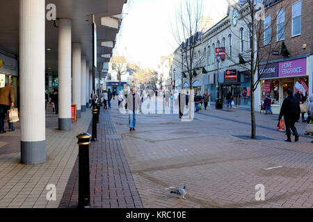 Mansfield, Nottinghamshire, Großbritannien. 15. Dezember 2017. Die durchfahrtsstraße von Westgate im Dezember mit Käufern am Mansfield in Nottinghamsgire, UK. Stockfoto