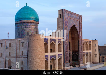 Eine erhöhte Ansicht der Mir-i-arabischen Madrassa, Buchara, Usbekistan Stockfoto