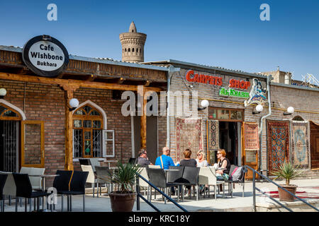 Menschen außerhalb der Querlenker Cafe, Buchara, Usbekistan Sitzen Stockfoto