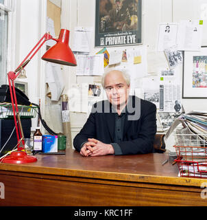 Englischer Journalist und Autor Francis Wheen am Private Eye Büros, London, England, Vereinigtes Königreich. Stockfoto