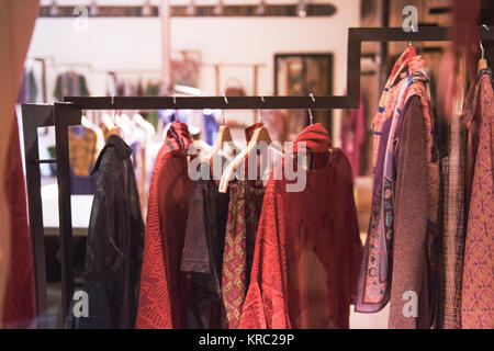 Frau Kleidung auf Regalen in einem Store in Paris Stockfoto