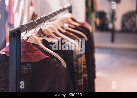 Frau Kleidung auf Regalen in einem Store in Paris Stockfoto