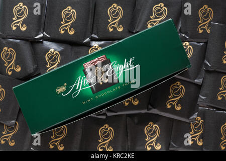 Kasten nach Acht mint Chocolate verdünnt Pralinen Stockfoto