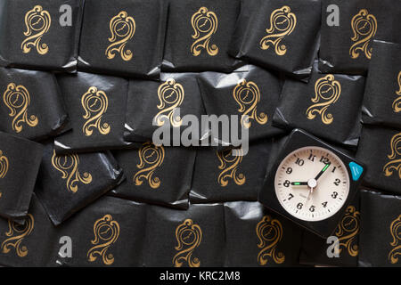 Nach acht mint Chocolate verdünnt Pralinen mit Wecker, die nur als letzten acht Uhr Stockfoto