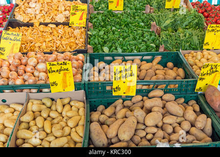 Kartoffeln und anderes Gemüse für den Verkauf auf dem Markt Stockfoto