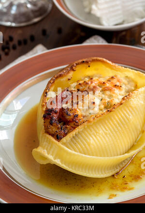 Conchiglioni Pasta gefüllt mit Ricotta und Garnelen Stockfoto