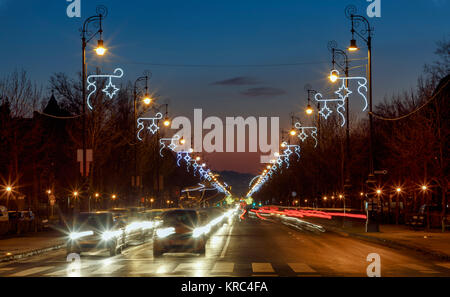 BUDAPEST, Ungarn - 17 Dezember: (Anmerkung des Editors: Dieses Bild wurde mit langer Belichtungszeit eingefangen.) Die Weihnachtsbeleuchtung der Andrássy Straße sind am Hősök tere (Heldenplatz) am 17. Dezember 2017 in Budapest, Ungarn. Budapest ist ein beliebtes Reiseziel in Europa. Stockfoto