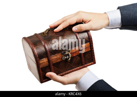 Business mann Hand alte antike braunes Holz Schatzkiste oder Weiß isoliert Stockfoto