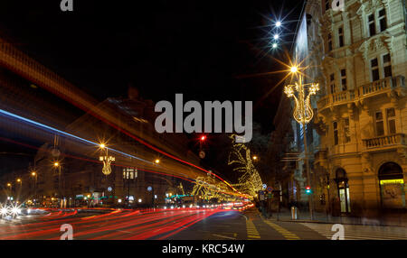 BUDAPEST, Ungarn - 17 Dezember: (Anmerkung des Editors: Dieses Bild wurde mit langer Belichtungszeit eingefangen.) Die Weihnachtsbeleuchtung der Andrássy Straße sind an der Bajcsy-Zsilinszky Straße am Dezember 17, 2017 in Budapest, Ungarn. Budapest ist ein beliebtes Reiseziel in Europa. Stockfoto