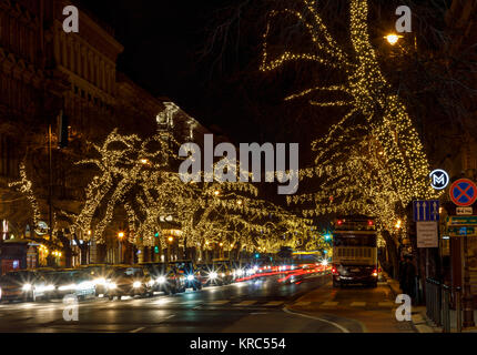 BUDAPEST, Ungarn - 17 Dezember: (Anmerkung des Editors: Dieses Bild wurde mit langer Belichtungszeit eingefangen.) Die Weihnachtsbeleuchtung der Andrássy Straße sind an der Bajcsy-Zsilinszky Straße am Dezember 17, 2017 in Budapest, Ungarn. Budapest ist ein beliebtes Reiseziel in Europa. Stockfoto