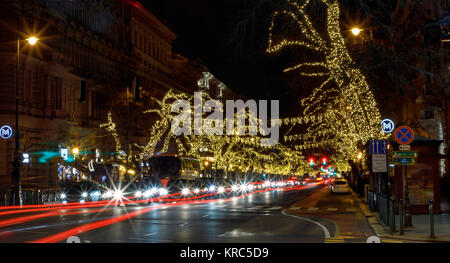 BUDAPEST, Ungarn - 17 Dezember: (Anmerkung des Editors: Dieses Bild wurde mit langer Belichtungszeit eingefangen.) Die Weihnachtsbeleuchtung der Andrássy Straße sind an der Bajcsy-Zsilinszky Straße am Dezember 17, 2017 in Budapest, Ungarn. Budapest ist ein beliebtes Reiseziel in Europa. Stockfoto