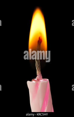 Geburtstag Feier süße Kuchen Essen bei Kerzenschein Stockfoto