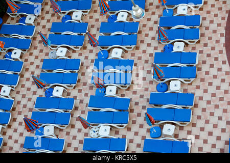 Pool und Liegen am Pool Stockfoto