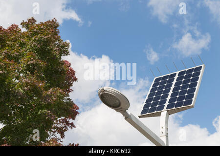 LED-Straßenleuchte mit Solarzelle und blauer Himmel auf der Straße Stockfoto