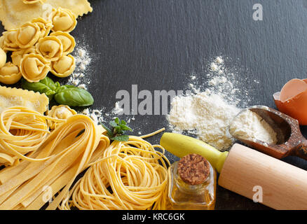 Frische Pasta und Zutaten in einer dunklen Kammer Stockfoto